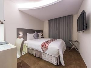 台北台北馥华商旅南港馆的配有一张床和一台平面电视的酒店客房
