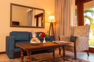达累斯萨拉姆白沙度假酒店及会议中心的带沙发、桌子和镜子的客厅