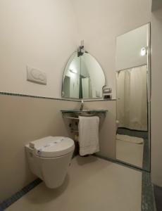 米诺利Amalfi Coast Boutique apartment -sea view - AQUAMARINA的一间带卫生间、水槽和镜子的浴室