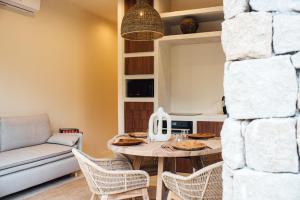 拉克鲁瓦瓦尔梅Villa Alemagou的客厅配有桌椅和沙发