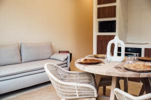 拉克鲁瓦瓦尔梅Villa Alemagou的客厅配有沙发和桌椅