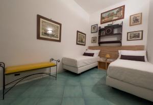 米诺利Amalfi Coast Boutique apartment -sea view - AQUAMARINA的一间设有两张床和一张沙发的房间