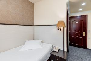 博尔若米博尔若米宫殿健康Spa中心酒店的酒店客房配有一张床和电话