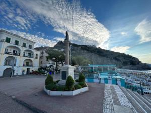 米诺利Amalfi Coast Boutique apartment -sea view - AQUAMARINA的游轮一侧的雕像