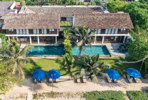 米瑞莎Ubuntu Beach Villas by Reveal的享有带游泳池的别墅的空中景致