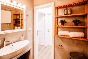 扎金索斯镇Melos House的一间带水槽和镜子的浴室