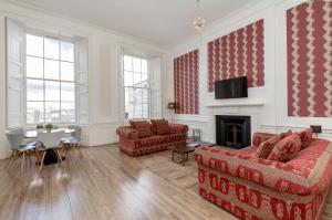 爱丁堡爱丁堡目的地约克广场公寓的客厅设有两张沙发和一个壁炉