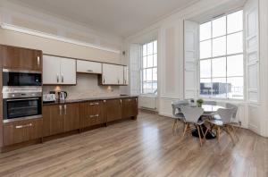 爱丁堡爱丁堡目的地约克广场公寓的一个带木制橱柜和桌子的大厨房