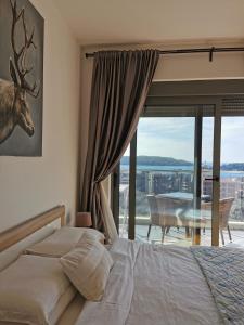 贝西奇Paradise Apartments Becici的卧室配有一张床,享有桌子的景色