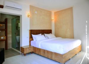 Al Ḩayy小佩特拉贝德营地旅馆的一间带大床的卧室和一间浴室