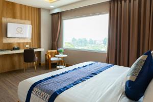 万荣S Vangvieng Boutique Hotel的酒店客房设有一张床和一个大窗户