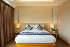 万荣S Vangvieng Boutique Hotel的一间卧室配有一张带2个床头柜的大床