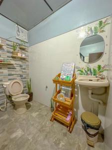 大雅台Remy's Nest的一间带水槽和卫生间的浴室