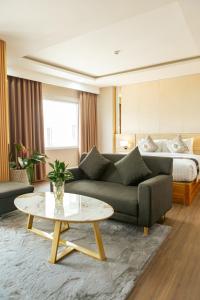 万荣S Vangvieng Boutique Hotel的客厅配有沙发和1张床
