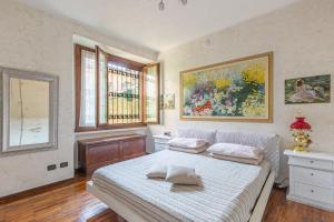 阿罗纳Villa Monastero的一间卧室配有一张带两个枕头的床