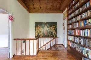 阿罗纳Villa Monastero的书架上书架上的楼梯