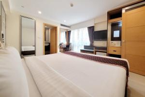 曼谷康帕斯酒店集团曼谷思庭水门酒店的卧室配有一张白色大床