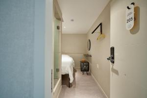 首尔Life in Euljiro的走廊上设有床,门通往房间