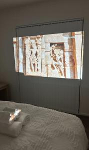 奥克兰Trafalgar Place的一张大屏幕,墙上挂着一幅画,上面是一张床