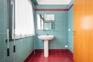 加尔达湖滨Appartamenti Gabry的一间带水槽和镜子的浴室