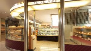 新泻新泻皇冠假日酒店&度假村的商店里装有显示窗的面包店
