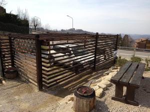 MurazzanoLa Tana dello Scoiattolo的前面有长凳的木栅栏