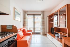 加尔达湖滨Appartamenti Gabry的带沙发和炉灶的客厅