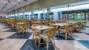 科斯塔巴伦娜Playaballena的餐厅设有桌椅和窗户。