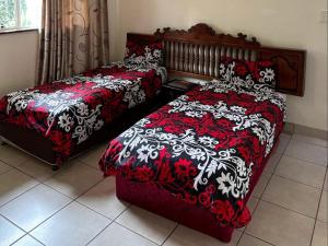 彼得马里茨堡Bogotá的卧室内两张并排的床