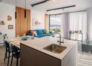 拉纳卡Gaia Seaview Apartment 1的一个带水槽的厨房和一间客厅