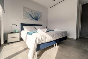 拉纳卡Gaia Seaview Apartment 1的一间卧室配有一张带白色床单的大床