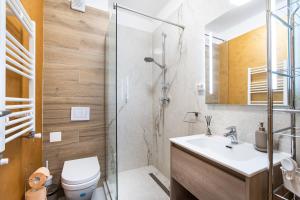 沃伦塔里Il Magnifico的带淋浴、卫生间和盥洗盆的浴室