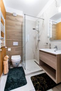 沃伦塔里Il Magnifico的带淋浴、卫生间和盥洗盆的浴室