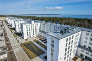 宾茨Strandresidenzen Strandresidenzen Haus Dänholm 3 1的白色建筑的城市空中景观