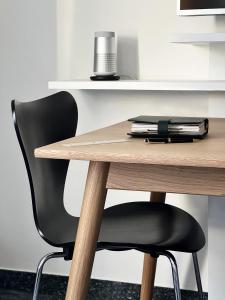 杜塞尔多夫AvidonApartments的一张带黑椅子和木桌的桌子