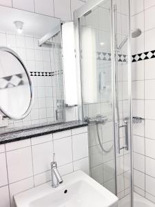 杜塞尔多夫AvidonApartments的一间带水槽和淋浴的浴室