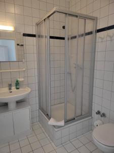 巴特埃尔斯特Haus "Beuth"的带淋浴、卫生间和盥洗盆的浴室