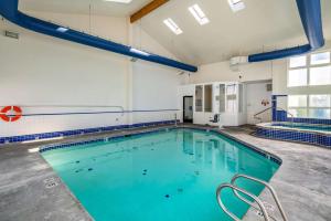 ClarkstonMotel 6 Clarkston WA的蓝色海水健身房内的游泳池