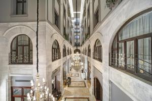 伊斯坦布尔奥托曼传统酒店的建筑中一个空的走廊,有吊灯
