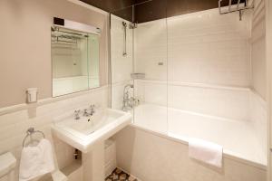 圣赫利尔泽西8 Beresford Street的白色的浴室设有水槽和淋浴。