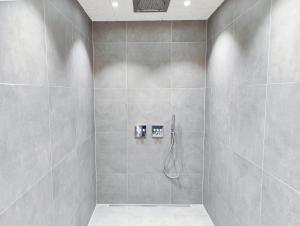 菲耶里茨莱乌洛纳斯酒店的浴室设有灰色瓷砖淋浴。