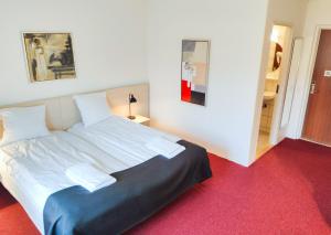 菲耶里茨莱乌洛纳斯酒店的卧室配有一张白色大床