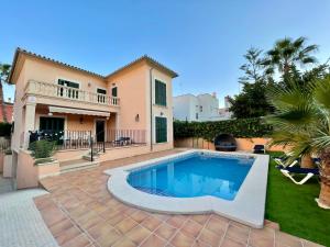 马略卡岛帕尔马Can Jaume Ferienhaus an der Playa de Palma mit Pool的庭院中带游泳池的房子