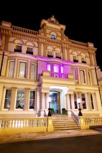 圣赫利尔泽西8 Beresford Street的一座紫色灯的大建筑