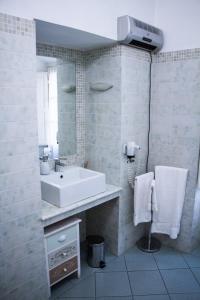 阿雷佐昂提卡薛达迪拿住宿加早餐旅馆的白色的浴室设有水槽和镜子