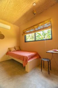 BombitaCasita Chinola - Playa El Encuentro的一间小卧室,配有床和窗户