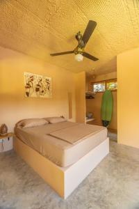 BombitaCasita Chinola - Playa El Encuentro的一间卧室配有一张带吊扇的床