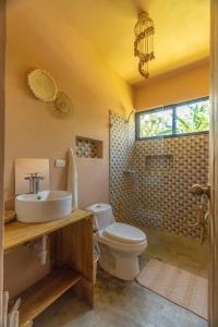 BombitaCasita Chinola - Playa El Encuentro的浴室配有卫生间、盥洗盆和淋浴。