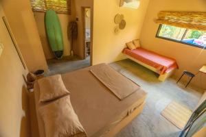 BombitaCasita Chinola - Playa El Encuentro的小房间设有两张床和窗户