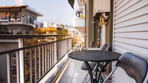 塞萨洛尼基Soleado, Nilie Hospitality MGMT的阳台配有桌椅。